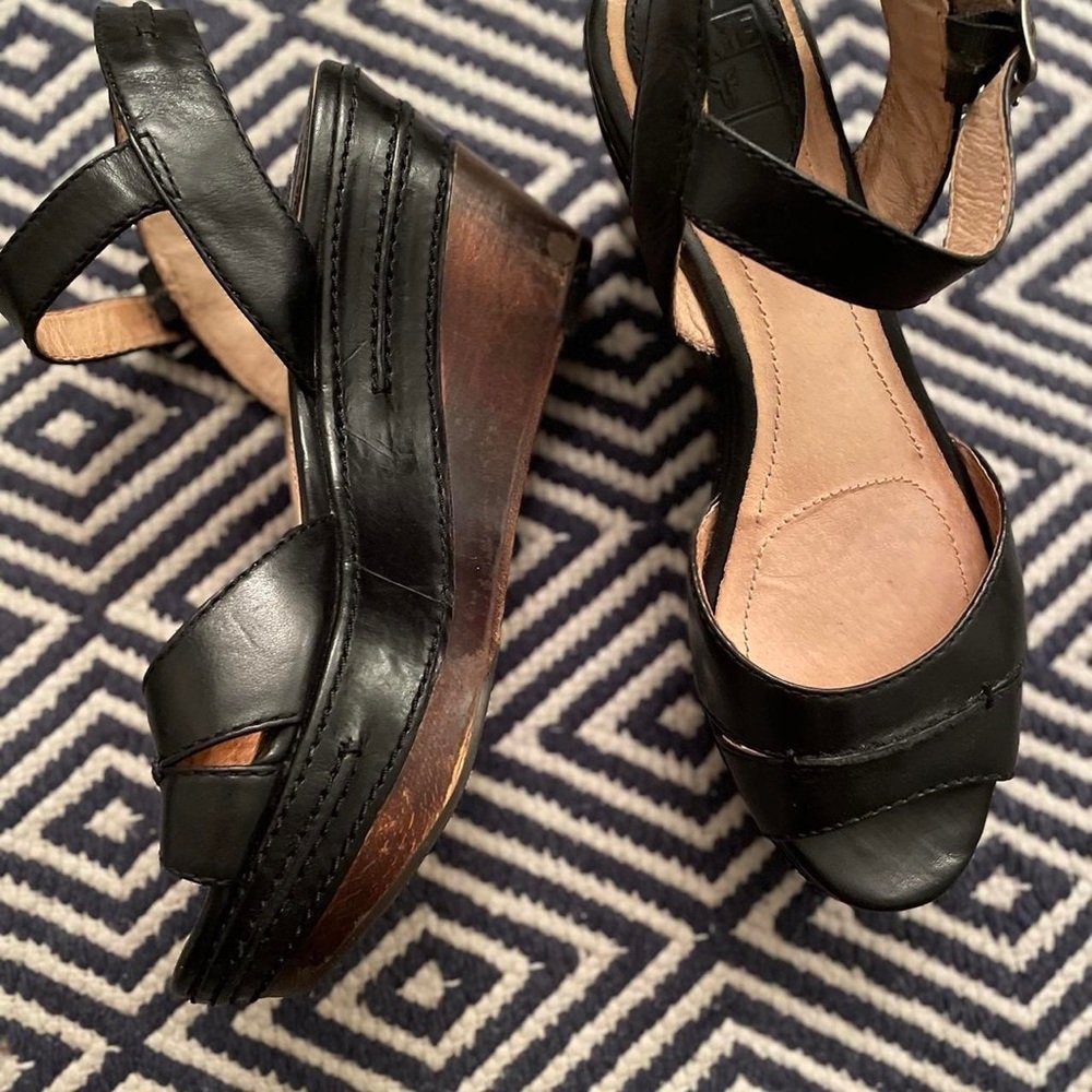 Frye Black platform leather sandal. Size 7 1/2.